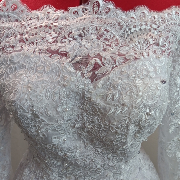 Elegant White Lace Off-Shoulder Dress - Picture 7 of 10